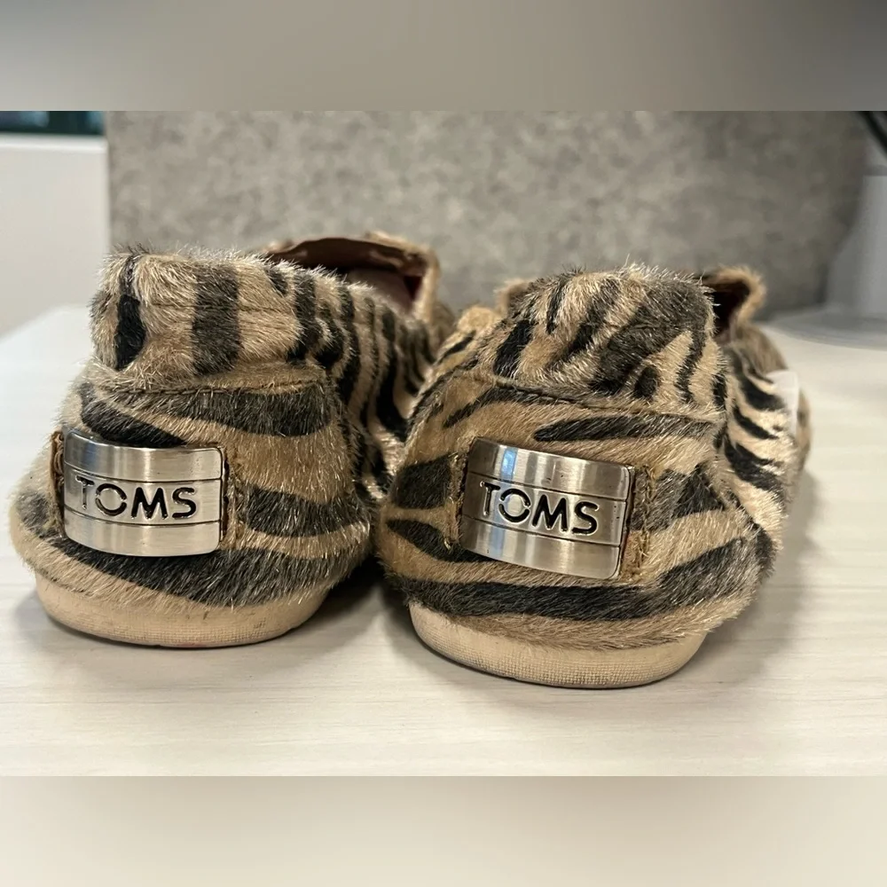 Toms animal print/ tiger/ zebra pattern loafers. Calf hair, arch support. Sz 9